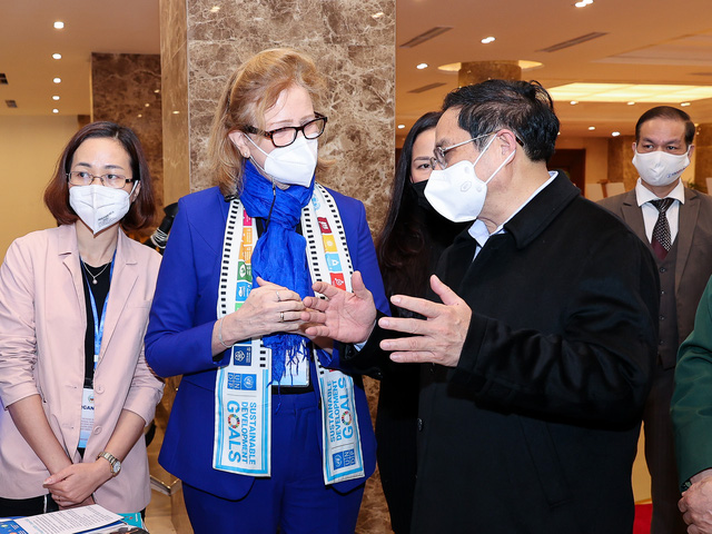 Thủ tướng Phạm Minh Ch&iacute;nh trao đổi với đại diện c&aacute;c tổ chức quốc tế về chương tr&igrave;nh h&agrave;nh động ph&ograve;ng chống bom m&igrave;n sau chiến tranh tại Việt Nam - Ảnh: VGP/Nhật Bắc