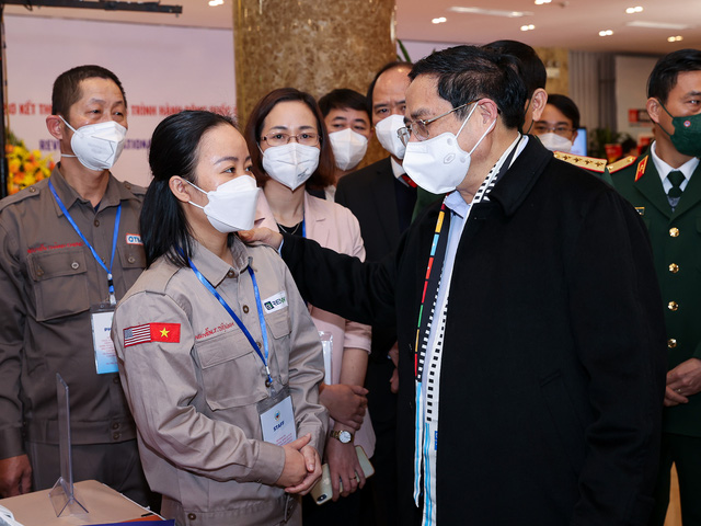 Thủ tướng Phạm Minh Ch&iacute;nh động vi&ecirc;n c&aacute;n bộ Trung t&acirc;m h&agrave;nh động ph&ograve;ng chống bom m&igrave;n tỉnh Quảng Trị - Ảnh: VGP/Nhật Bắc