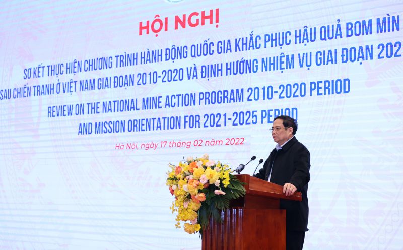 Thủ tướng Phạm Minh Ch&iacute;nh: Cần x&aacute;c định c&ocirc;ng t&aacute;c khắc phục hậu quả bom m&igrave;n v&agrave; chất độc h&oacute;a học sau chiến tranh l&agrave; nhiệm vụ cấp b&aacute;ch thể hiện t&iacute;nh nh&acirc;n văn s&acirc;u sắc, cao cả, g&oacute;p phần thực hiện tốt mục ti&ecirc;u bảo vệ t&iacute;nh mạng, sức khỏe, an to&agrave;n cho nh&acirc;n d&acirc;n l&agrave; tr&ecirc;n hết, trước hết. - Ảnh: VGP/Nhật Bắc