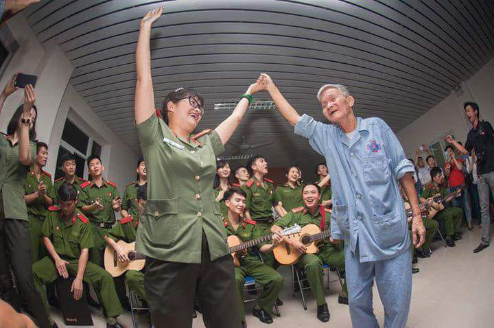 Trung tá Nguyễn Thị Bích Hậu trong các chương trình văn nghệ thiện nguyện