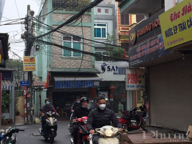 Tại một số khu vực, dây điện trên cao còn treo lơ lửng, trực chờ gây họa cho người dân