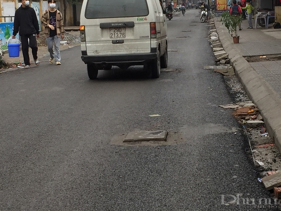 Thậm chí còn nhô cao so với mặt đường gây ảnh hưởng đến việc đi lại của người dân.