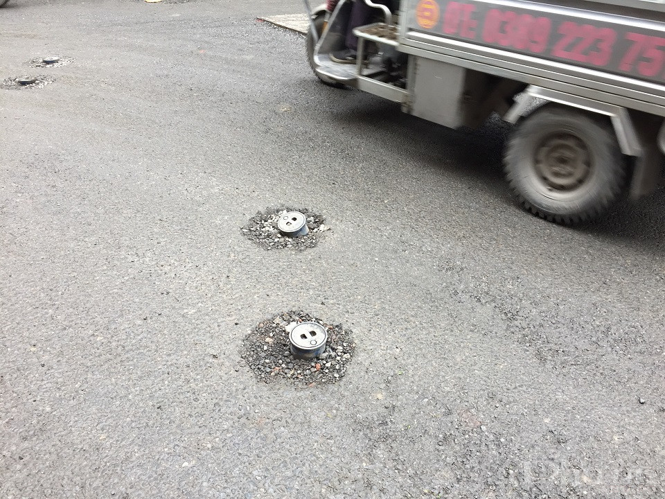 Chỉ cần không chú ý quan sát, người đi đường rất dễ gặp tại nạn