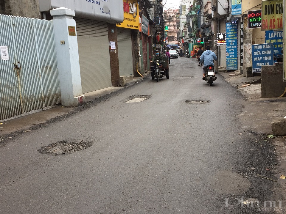 Những hố ga chằng chịt trên đường