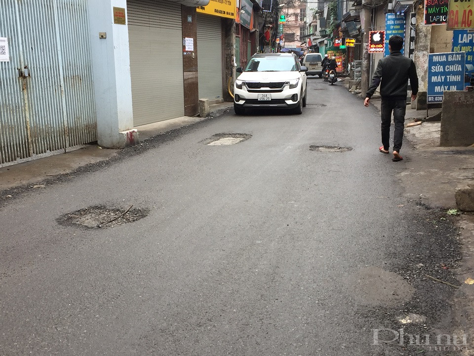 Các phương tiện khi đi qua đều rất cẩn thận