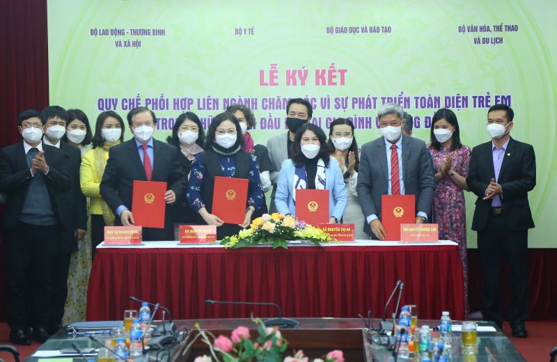 C&aacute;c Thứ trưởng c&ugrave;ng đặt b&uacute;t k&yacute; th&ocirc;ng qua Quy chế phối hợp li&ecirc;n ng&agrave;nh giữa 4 Bộ.