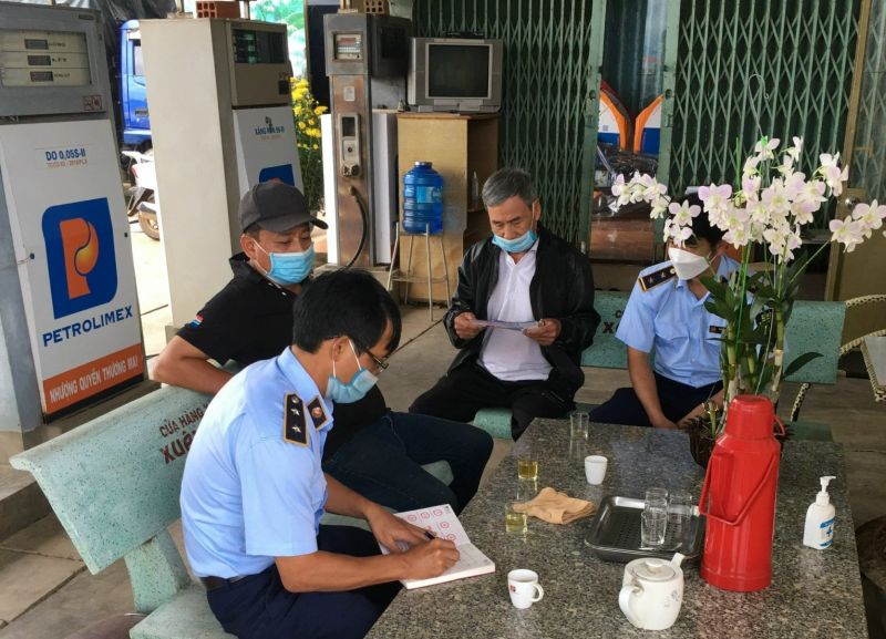 Lực lượng QLTT tỉnh Bình Định kiểm tra và giám sát đối với 44 cửa hàng xăng dầu trên địa bàn Lực lượng QLTT tỉnh Bình Định kiểm tra và giám sát đối với 44 cửa hàng xăng dầu trên địa bàn