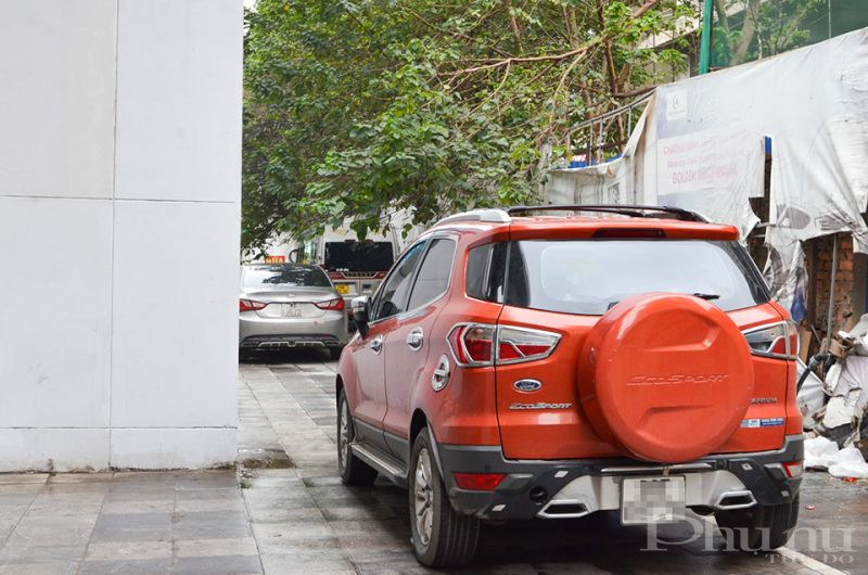 Ngay trên vỉa hè cũng bị chiếm dụng