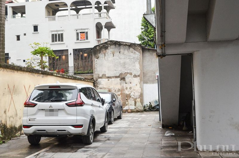 Vỉa hè hai bên nhà ga đều biến thành bãi đỗ xe ô tô của các chủ phương tiện