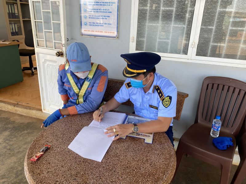 Trên 100 cửa hàng được lực lượng QLTT tỉnh Gia Lai kiểm tra, ký cam kết trong ngày 20/2 Trên 100 cửa hàng được lực lượng QLTT tỉnh Gia Lai kiểm tra, ký cam kết trong ngày 20/2