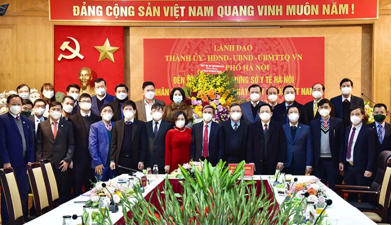 Lãnh đạo thành phố chúc mừng tập thể cán bộ, nhân viên Sở Y tế