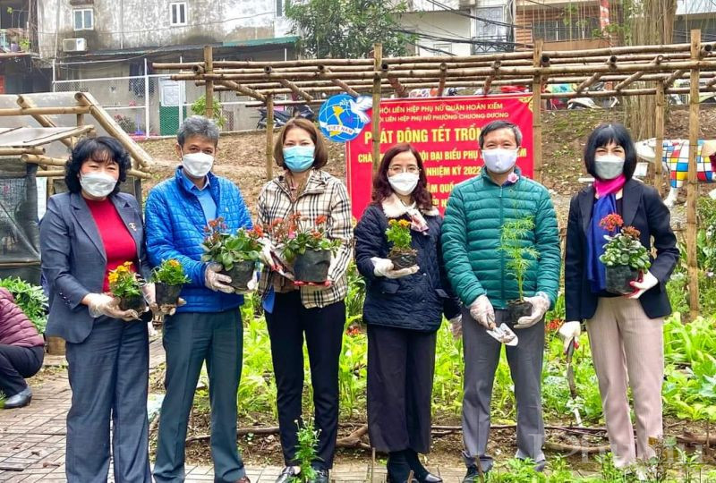 Các đại biểu hưởng ứng chương trình Tết trồng cây do Hội PN phát động năm 2022
