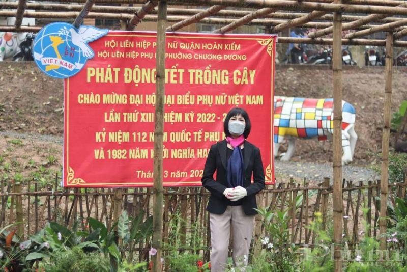 Đồng chí Trịnh Thị  Huệ, Chủ tịch Hội LHPN quận Hoàn Kiếm phát động tại chương trình Tết trồng cây