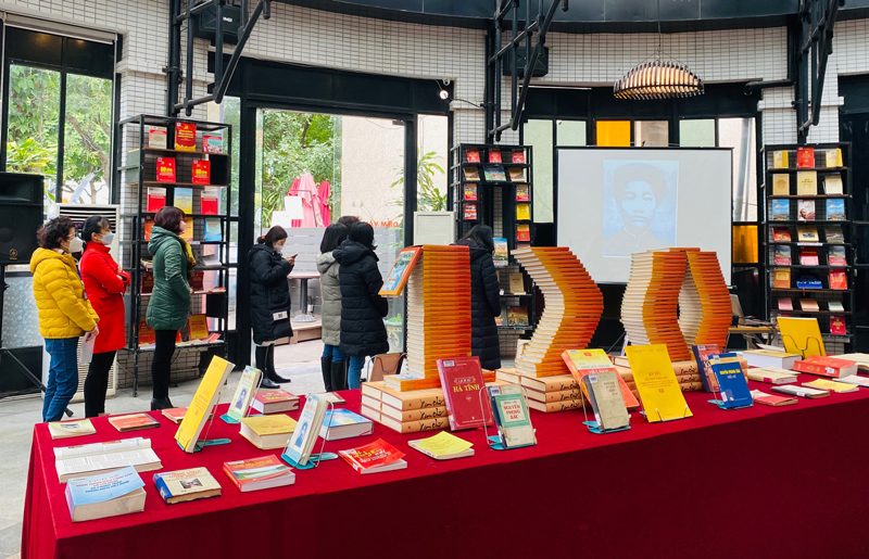 Trưng bày sách, báo kỷ niệm 120 năm Ngày sinh đồng chí Nguyễn Phong Sắc - ảnh 1