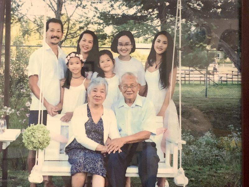 Vợ chồng GS.BS Đặng Hanh Đệ bên con cháu 	Ảnh: NVCC