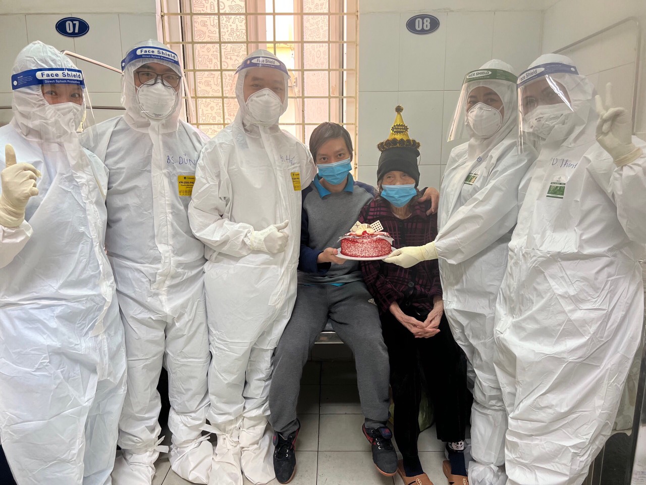 Y bác sĩ khoa Truyền nhiễm, bệnh viện Đống Đa chúc mừng và đón sinh nhật thứ 101 cùng bệnh nhân trong khu vực điều trị Covid-19	 Ảnh: NVCC