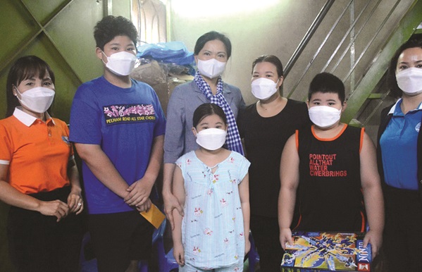 Đồng chí Hà Thị Nga, Chủ tịch Hội LHPN Việt Nam tặng quà cho gia đình bị ảnh hưởng bởi dịch Covid-19 tại TP Hồ Chí Minh Ảnh: PV