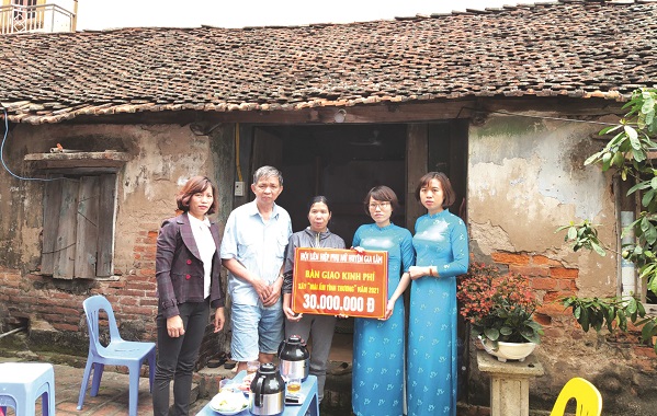 Hội PN các cấp trao tặng Mái ấm tình thương cho gia đình hội viên có hoàn cảnh  khó khăn Ảnh: T.T