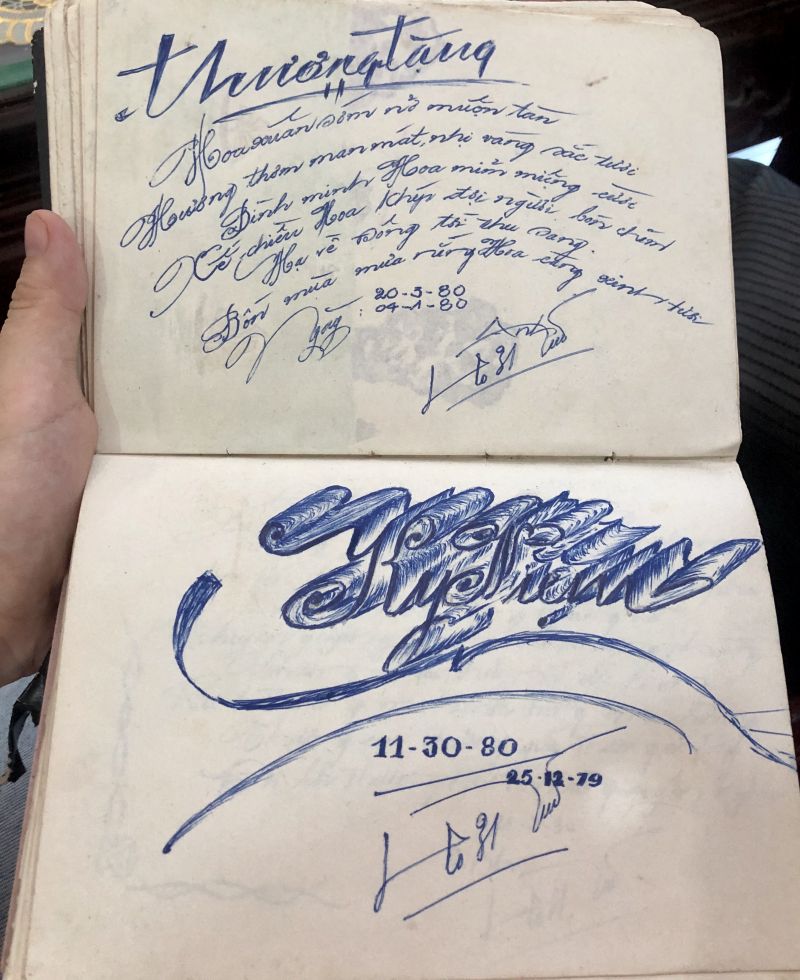 Một trong những bài thơ ông Đào Công Tựa viết tặng vợ, cuối năm 1980, được ông trang trí cẩn thận, nắn nót Một trong những bài thơ ông Đào Công Tựa viết tặng vợ, cuối năm 1980, được ông trang trí cẩn thận, nắn nót