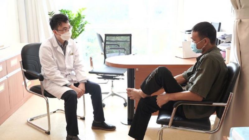 Sau 3 năm trời chung sống với những cơn đau dai dẳng, thậm chí không thể đi lại, lần đầu tiên anh Q. có thể bước đi và ngồi vắt chân mà không đau, một việc tưởng như đơn giản với nhiều người, sau khi thay khớp háng 2 bên tại Vinmec