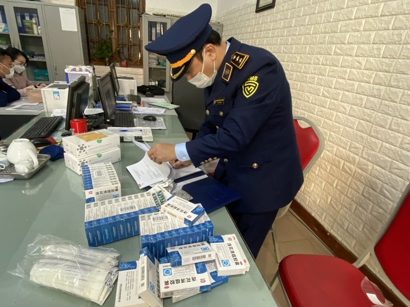 Lực lượng QLTT đang kiểm tra sản phẩm vi phạm về nguồn gốc xuất xứ