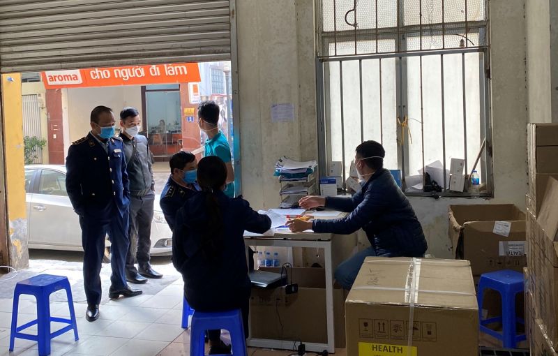 Lực lượng QLTT đang kiểm tra cơ sở