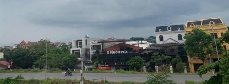 Những ngôi nhà biệt thự vi phạm xây dựng không phép và lẫn chiếm hành lang đê, kênh T5 trên địa bàn xã Dương Liễu, huyện Hoài Đức vẫn chưa được xử lý