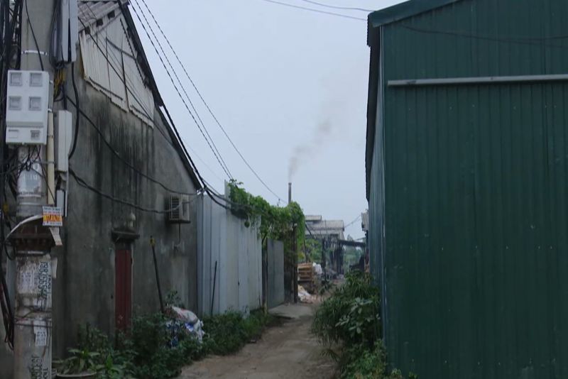 Ngõ vào dãy nhà xưởng mọc lên không phép