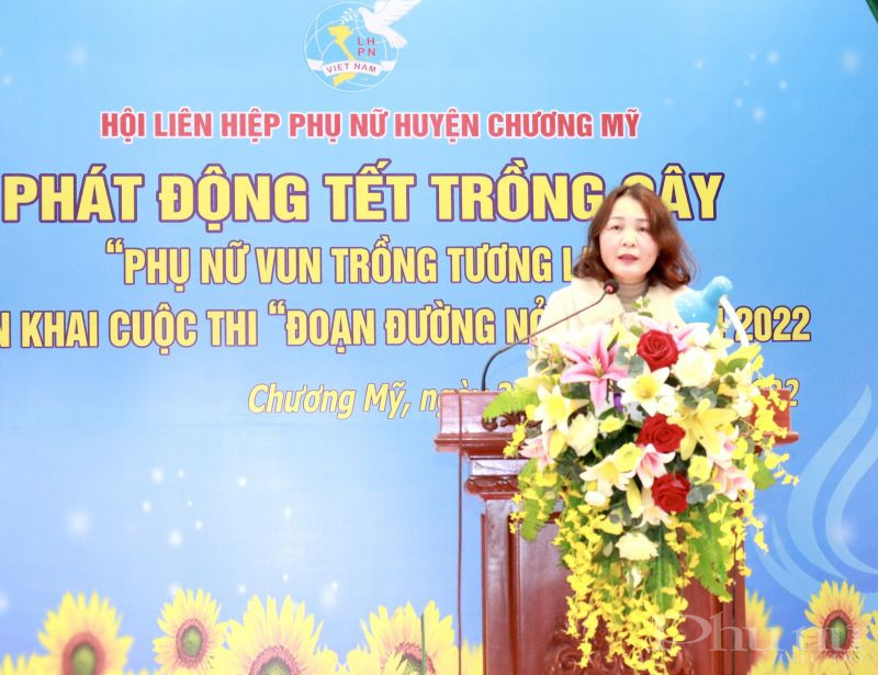 Đồng chí Bùi Minh Đức, Chủ tịch Hội LHPN huyện Chương Mỹ phát động chương trình Tết trồng cây