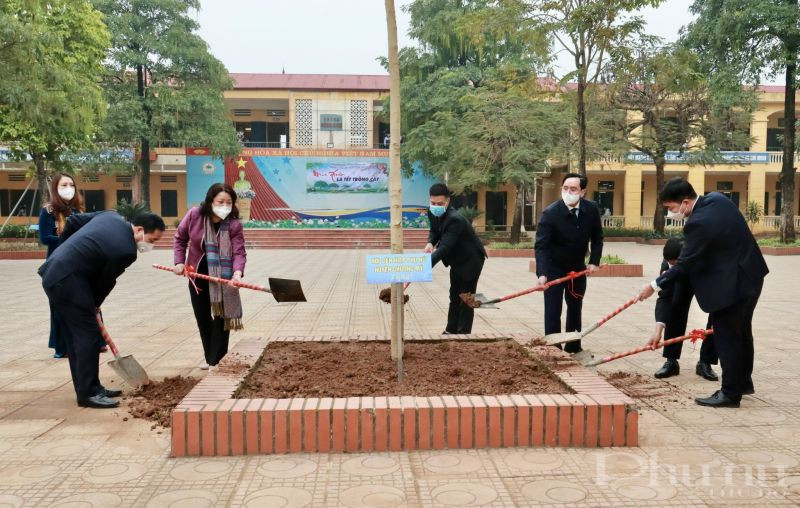 Đồng chí Nguyễn Thị Thu Thuỷ, Phó Chủ tịch Thường trực, Hội LHPN TP Hà Nội và đồng chí Đồng chí Nguyễn Thị Thu Thuỷ, Phó Chủ tịch Thường trực, Hội LHPN TP Hà Nội và đồng chí