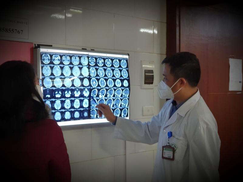 BS Nguyên chỉ rõ tổn thương trên não bệnh nhân bị ngộ độc khí CO BS Nguyên chỉ rõ tổn thương trên não bệnh nhân bị ngộ độc khí CO