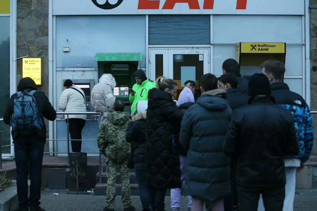 Người dân đổ xô rút tiền từ máy ATM trên một trong những con phố ở Kiev.