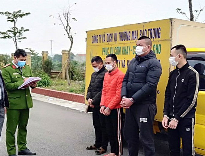 Nhóm người có hành vi "Bắt giữ người trái pháp luật" và "Cướp tài sản"