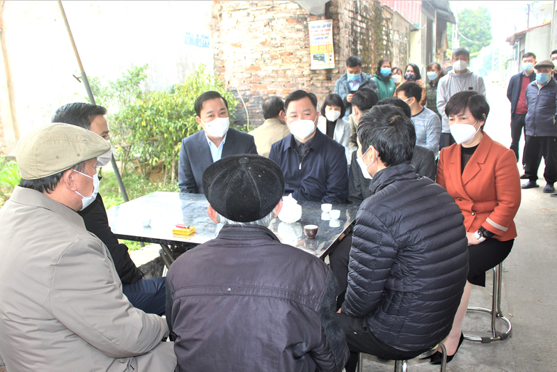 Phó Chủ tịch UBND thành phố Chử Xuân Dũng chia buồn với gia đình bà Nguyễn Thị Ngôn.