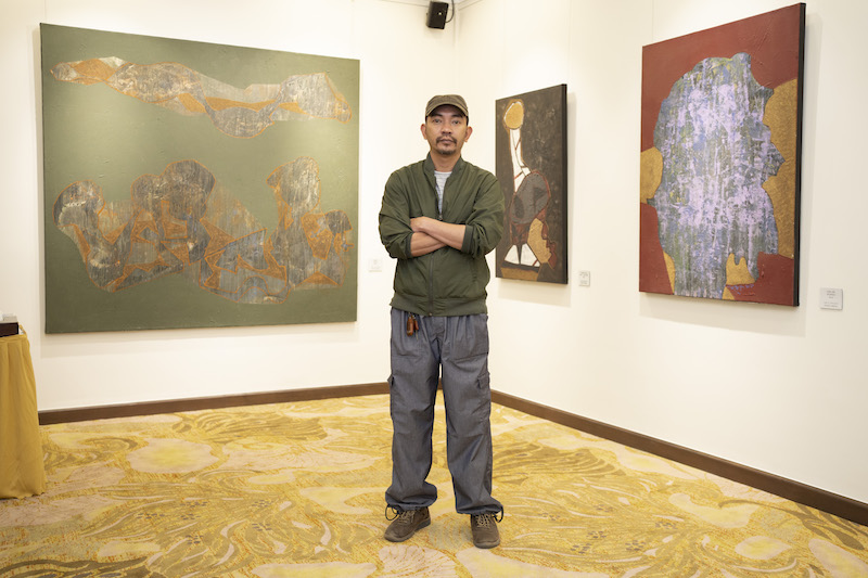 Hoạ sĩ Lê Anh Quân tại triển lãm