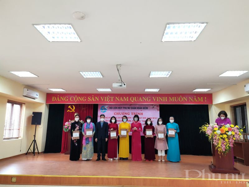 Dịp này Hội LHPN quận khen thưởng Hội PN các phường có thành tích xuất sắc