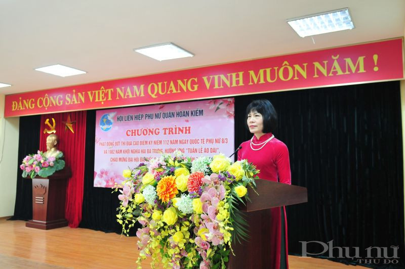 Đồng chí Trịnh Thị Huệ, Chủ tịch Hội LHPN quận phát biểu khai mạc chương trình
