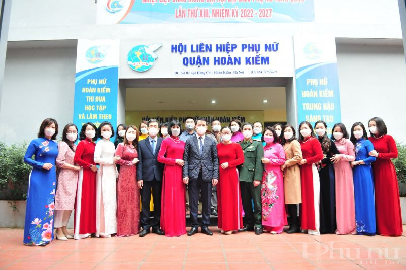 Các đại biểu chụp ảnh lưu niệm nhân kỷ niệm Ngày Quốc tế PN 8/3