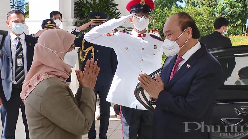 Tại Dinh Istana, Trụ sở Nhà nước và Chính phủ Singapore, Tổng thống Halimah Yacob và Phu quân đã chủ trì lễ đón trọng thể Chủ tịch nước Nguyễn Xuân Phúc và Phu nhân.