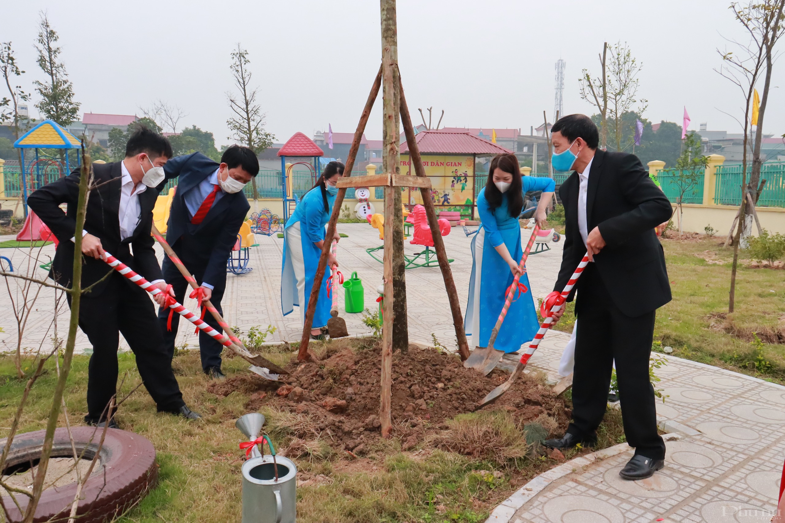 Các đại biểu trồng cây Các đại biểu trồng cây