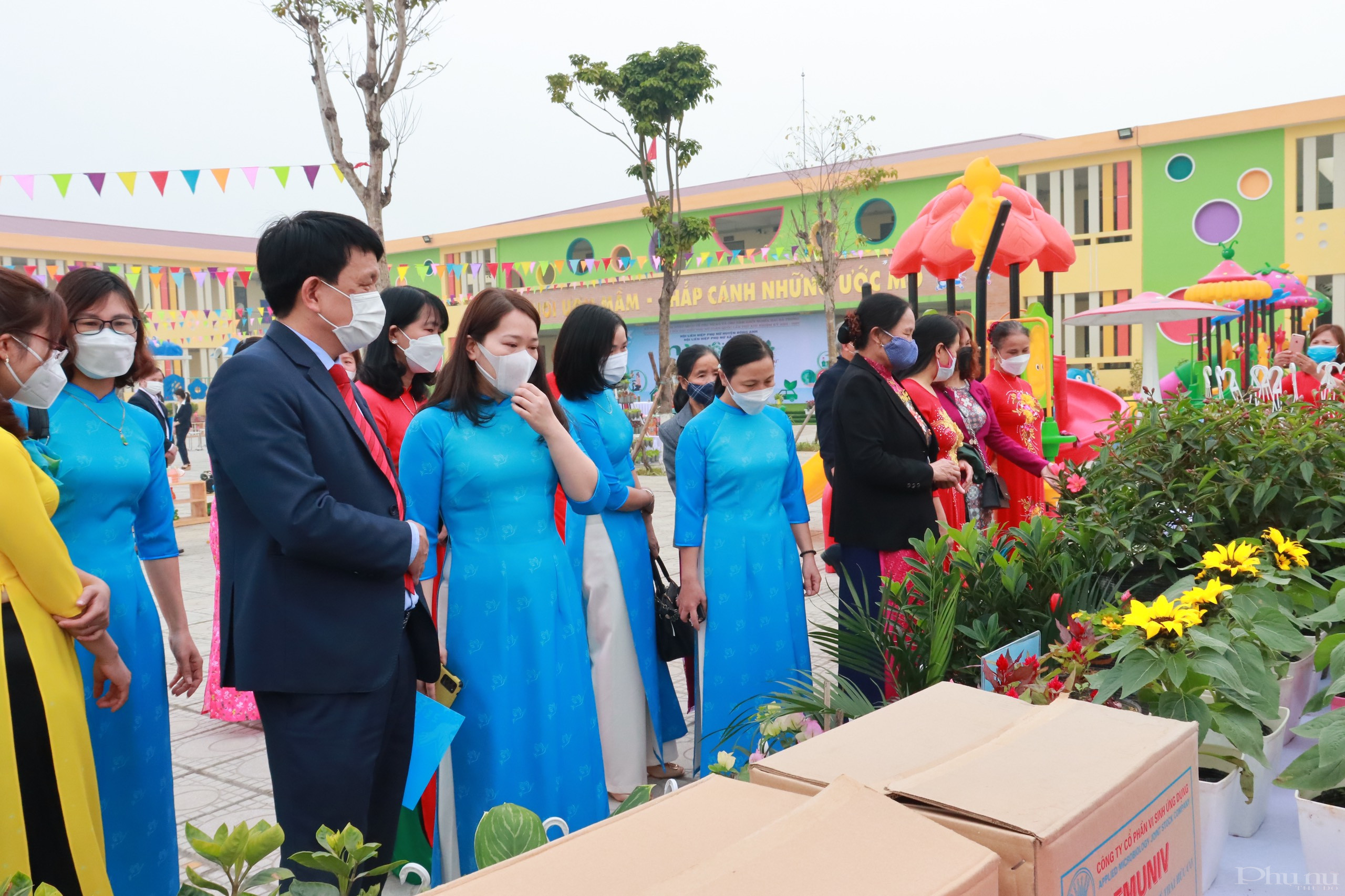 Các đại biểu tham quan Các đại biểu tham quan