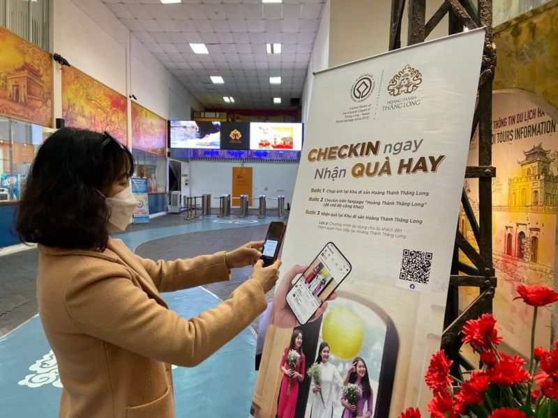 Du khách tham quan và trải nghiệm các hoạt động tại Hoàng Thành Thăng Long