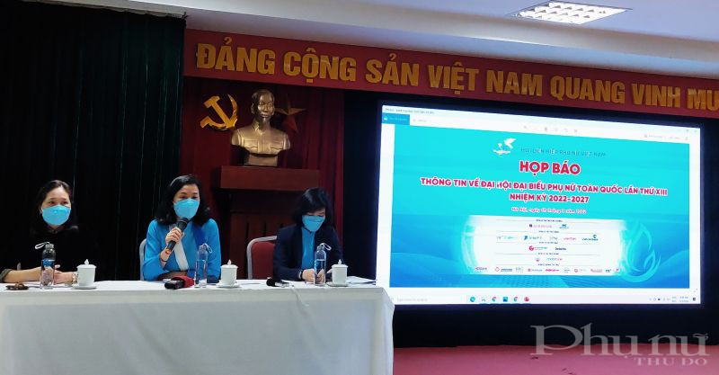 Các đại biểu chủ trì họp báo