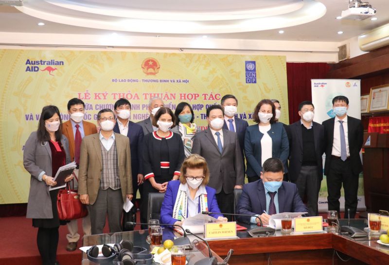 Đại diện UNDP cùng đại diện VPQG giảm nghèo Bộ LĐTBXH ký kết thảo thuận hợp tác trong lĩnh vực giảm nghèo Đại diện UNDP cùng đại diện VPQG giảm nghèo Bộ LĐTBXH ký kết thảo thuận hợp tác trong lĩnh vực giảm nghèo