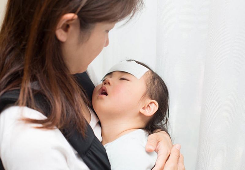 Phụ huynh cần hết sức bình tĩnh và lưu ý về những hướng dẫn xử trí khi trẻ sốt cao co giật	Ảnh: Int