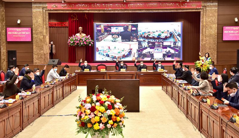 Các đại biểu biểu quyết thông qua Nghị quyết tại hội nghị	Ảnh: Viết Thành