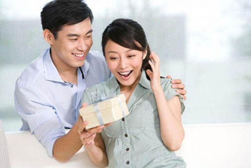 Ch&uacute; trọng yếu tố vật chất, nhiều người đ&atilde; xem nhẹ qu&agrave; tặng tinh thần trong cuộc sốngh&ocirc;n nh&acirc;n  	Ảnh minh họa