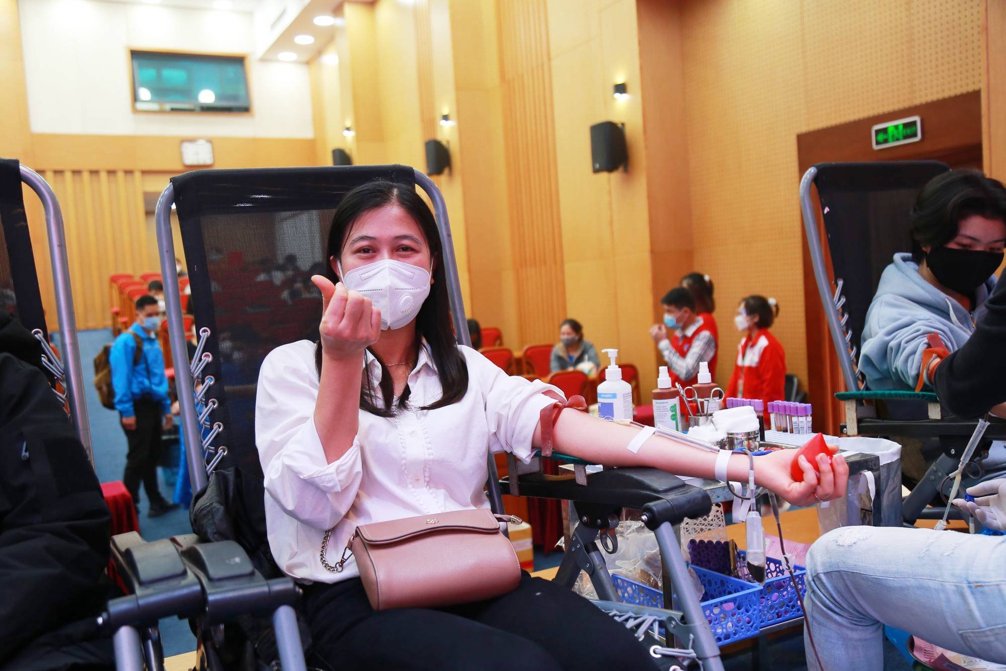 Nhiều cán bộ, hội viên phụ nữ không chỉ tham gia hiến máu mà còn vận động người thân, đồng nghiệp cùng tham gia vào hoạt động ý nghĩa này.