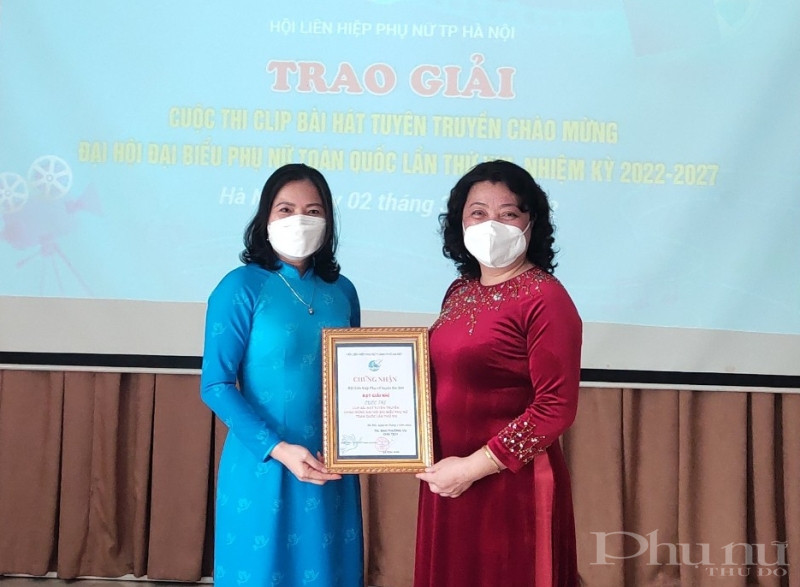 Đồng chí Nguyễn Thị Thu Thuỷ - Phó Chủ tịch Thường trực Hội LHPN Hà Nội trao giải thưởng cuộc thi Clip bài hát tuyên truyền chào mừng Đại hội Đại biểu Phụ nữ toàn quốc lần thứ  XIII.