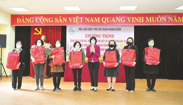 Hội LHPN quận tặng quà cho phụ nữ có hoàn cảnh khó khăn dịp Tết Nhâm Dần 2022